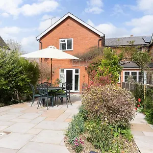 https://luxury-cheltenham-home-with-ev-charger-lechampton-hills.cardiffhotelswales.com